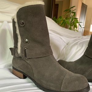 Barely worn Gorgeous gray leather boots